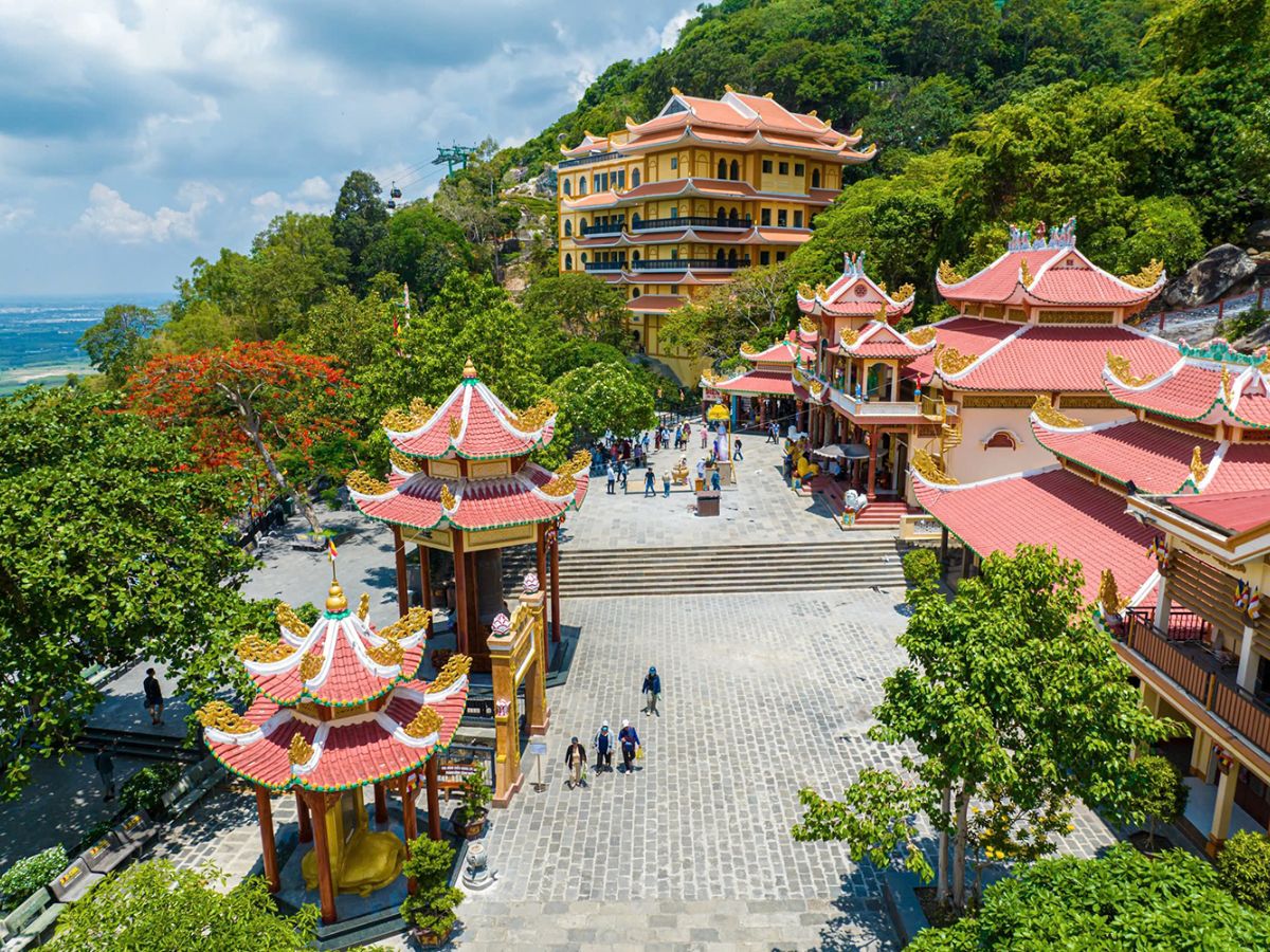 Chiêm bái hệ thống chùa trên đỉnh núi Bà Đen và thưởng thức ẩm thực Tây Ninh.
