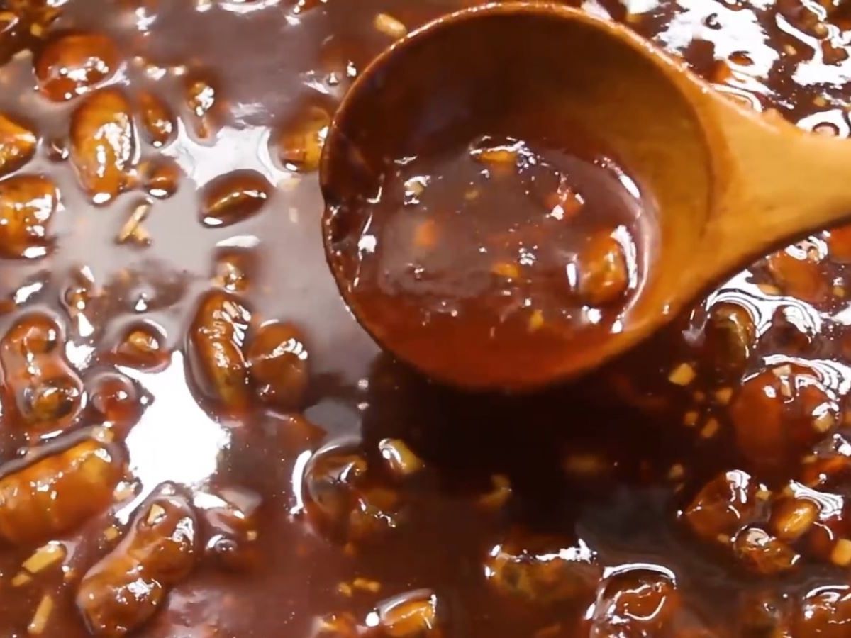 Sốt me tạo nên hương vị khác biệt, điểm nhấn cho món bánh tráng me Tây Ninh.