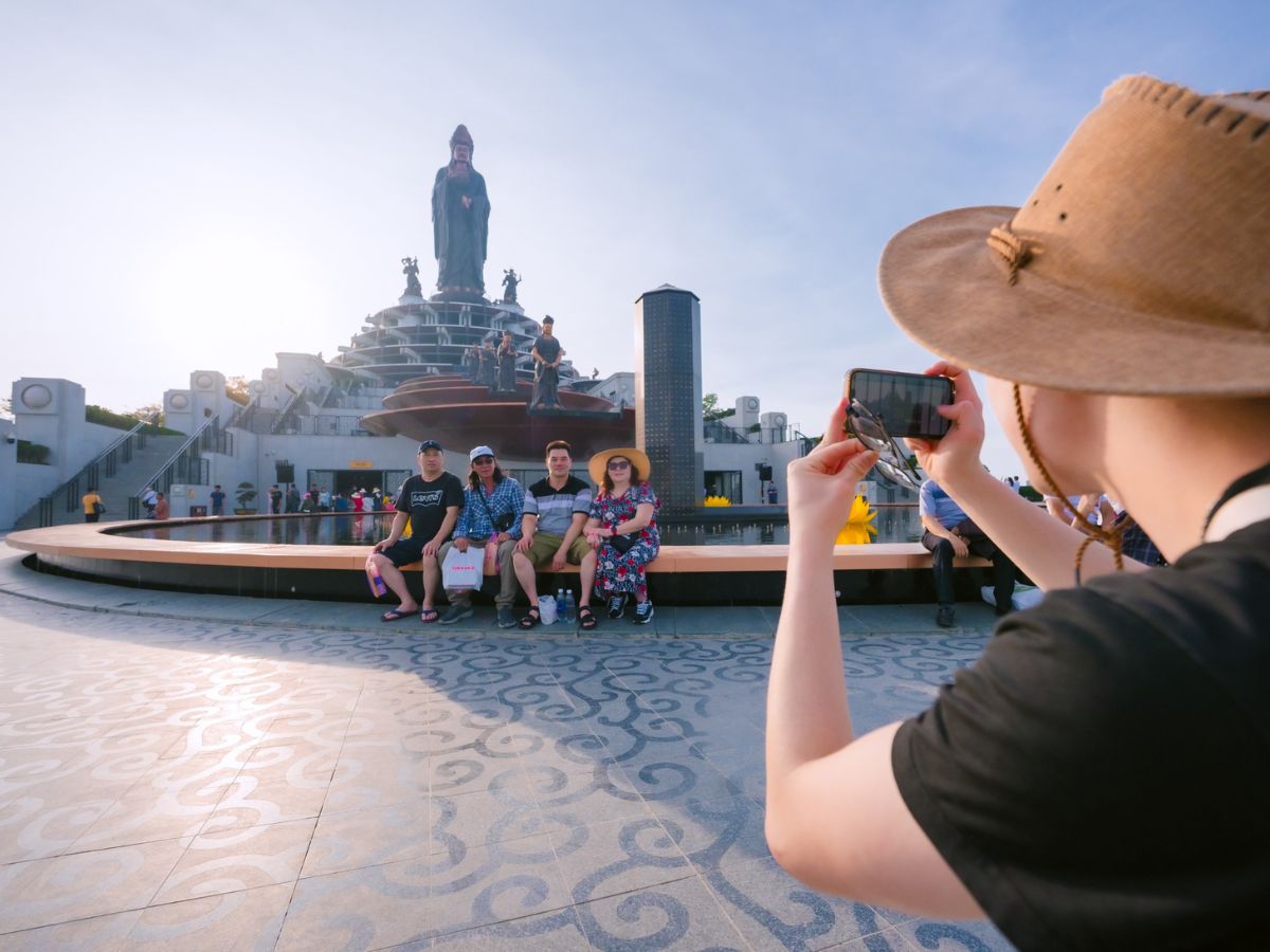 Trải nghiệm tham quan hệ sinh thái Sun World Ba Den Mountain trước khi dừng chân tại nhà hàng Vân Sơn. 