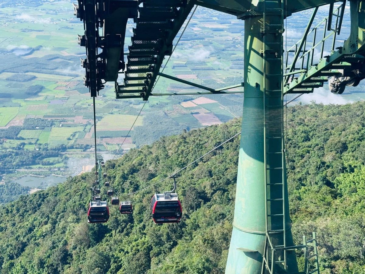Du khách đi cáp treo lên đỉnh núi Bà Đen và di chuyển vài phút để đến nhà hàng Vân Sơn.