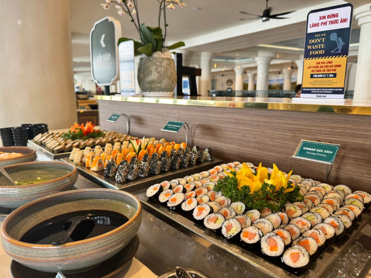 Thực đơn nhà hàng Vân Sơn phong phú, đa dạng sự lựa chọn cho du khách. 