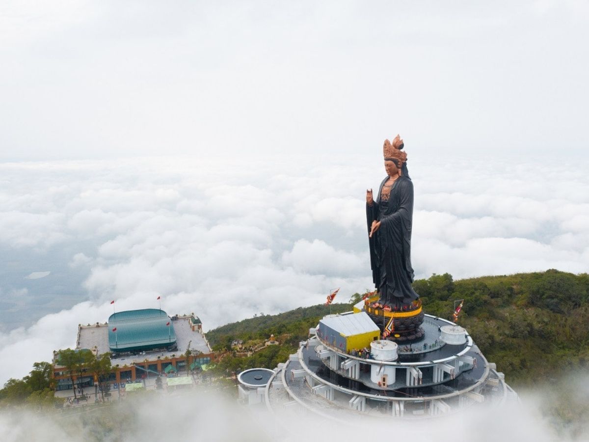 Du khách khám phá không gian linh thiêng đỉnh núi trước khi dừng chân dùng bữa tại nhà hàng Vân Sơn.