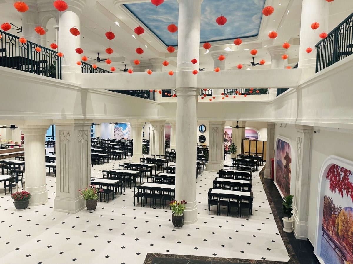 Không gian nhà hàng Vân Sơn rộng thoáng với sức chứa khoảng 650 khách.