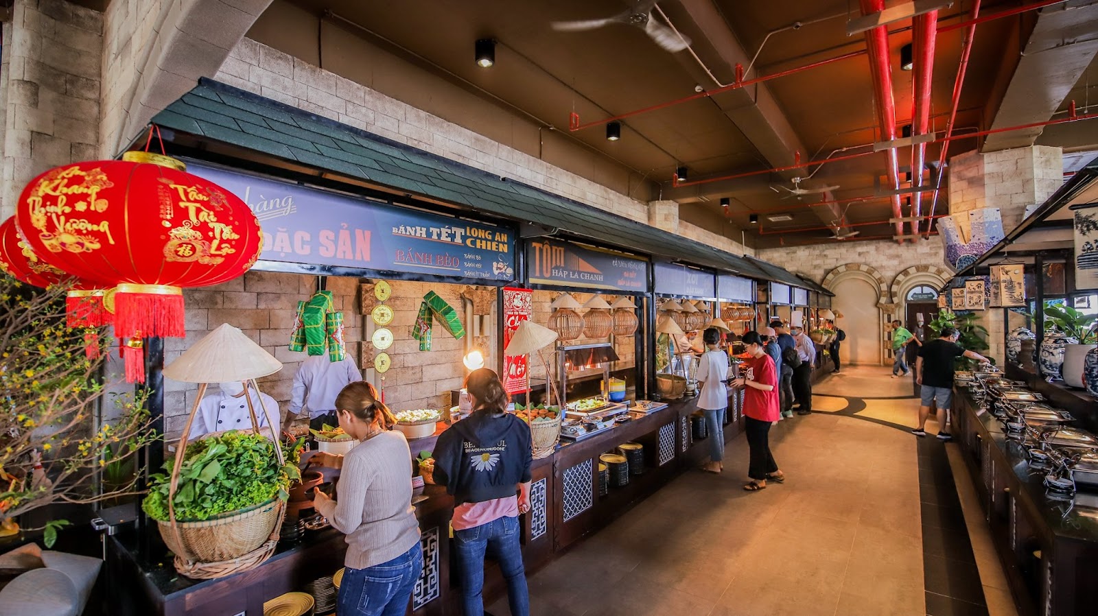 Buffet tự phục vụ mang lại trải nghiệm tự do, thoải mái cho du khách.