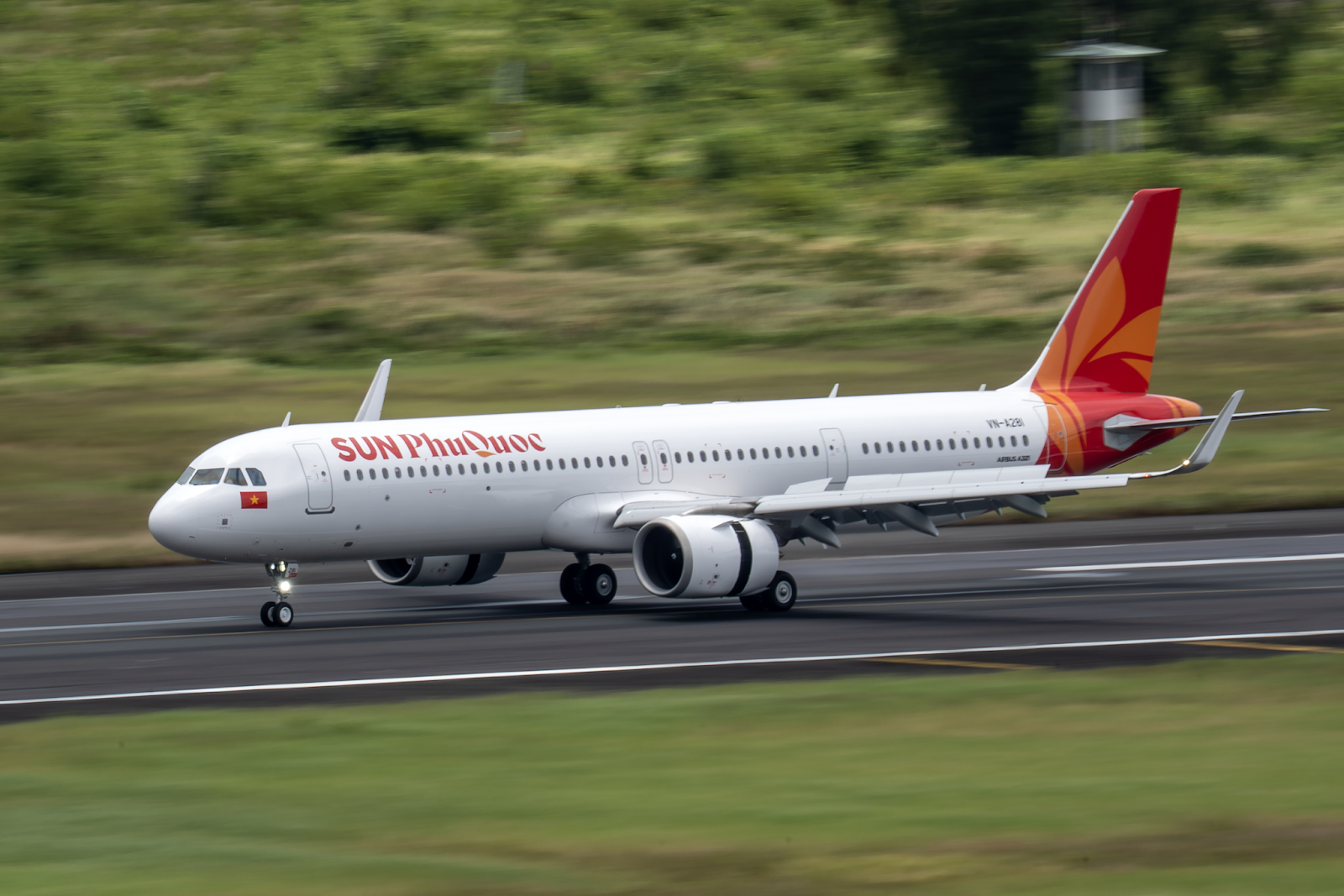 Du khách luôn cần để ý giá vé dịch vụ vào dịp Tết.