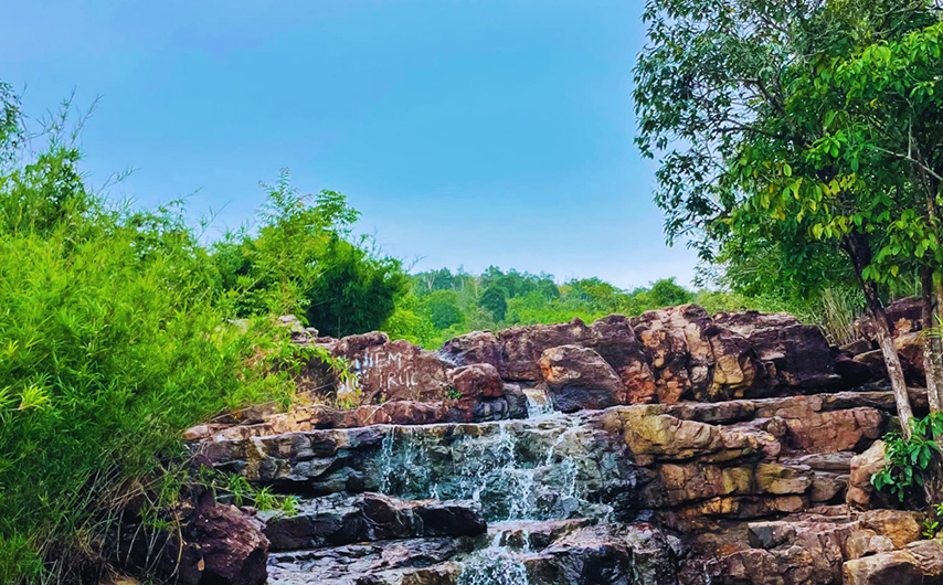 Suối Trúc vắt ngang núi Cậu.