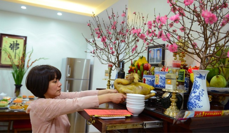 Lễ giao thừa trong nhà diễn ra vào thời khắc chuyển giao từ năm cũ sang năm mới 