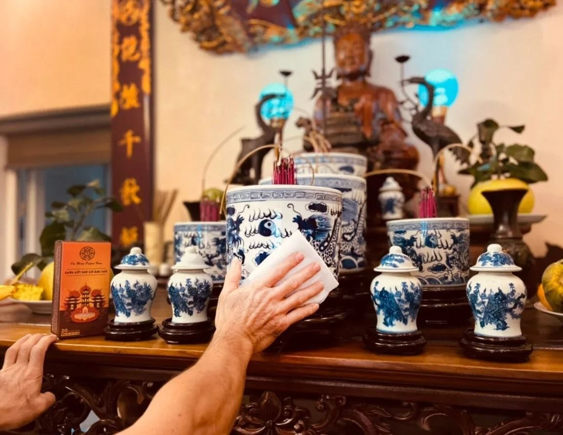 Bao sái bàn thờ là dọn dẹp không gian nơi thờ cúng gọn gàng, sạch sẽ và mới hơn